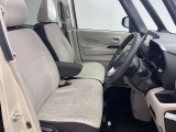 ゆったりと座れる運転席シートですのでストレスなく運転が出来ますよ!