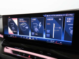 BMWカーブド・ディスプレイは、必要な情報をひと目で把握できるだけでなく、BMW iDriveの主要なインターフェイスとしてさまざまな機能の直観的な操作を可能にしています。