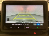 ギヤをR(バック)に入れるとディスプレイオーディオの画面に後ろの映像が映るリアカメラ付です。後退時、コンディションが悪い視界でもカラーバックモニターがドライバーをサポートします。