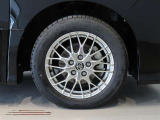 純正のアルミホイール装着車です。タイヤサイズは205/55R16です。