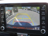 バックモニター付きでガイドラインがモニターに表示され、車庫入れや縦列駐車などの際に役立ちます!