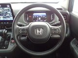 ハンドル左側にはオーディオ操作が出来るオーディオリモートコントロールスイッチ、右側にはHonda SENSINGとオートクルーズコントロールのスイッチを装備!