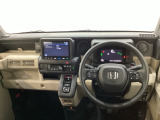 車内は光触媒抗菌消臭施工済です。インパネ周りはスタイリッシュなデザインです。グローブボックスやカップホルダーのほかにトレーなどたくさんの収納スペースが付いています。