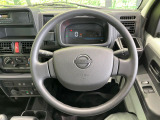 インテリアに合わせたデザインのステアリングは、運転される方のことも考え、運転しやすい形状、大きさです。是非一度、実際に触ってお確かめください。