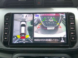 【アラウンドビューモニター】空から見下ろすような視点で、スムースな駐車と安全確認をサポートします。