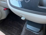 買い物袋などを引っかけるのに便利なフックがついています