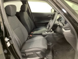 広い足元にゆったり座れるシートは長距離の運転でも疲れにくいシートです。女性でも運転がしやすいようにシートの高さ調整機能(シートリフター)がついています。