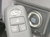 【キーフリーシステム】カバンやポケットに入れたままでもドアの施錠・解錠が可能なスマートキーを装備。エンジンのオン・オフ時もカギを取り出す必要が無いからとっても便利です♪