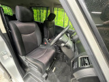 運転席まわりには十分なスペースがあり、大柄な方でもゆったり運転していただける環境です。