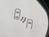 【ブラインドスポットモニター】走行中、ドアミラーの死角になりやすい箇所に後続車が接近するとサイドミラーのレンズに警告を表示!ドライバーに注意喚起をしてくれます。