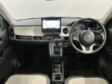 使いやすいレイアウトのダッシュボード周辺です。オートエアコンや小物入れなど嬉しい装備が満載です。