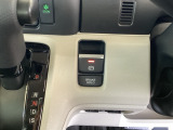 パーキングブレーキはスマートな電子制御式と合わせて渋滞時等にブレーキペダルから足を離しても停車状態を保持してくれるオートブレーキホールド機能で運転が楽になります。スタートはアクセルペダルを踏むだけ