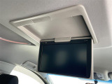 【後席モニター(フリップダウンモニター)】後部座席からも、DVDや映画・ライブ映像など様々な動画が楽しめドライブが退屈しません!※機種によって接続できる映像が異なります。
