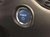 エンジンスタートスイッチです。キーが車内にあれば、エンジンの始動や停止はスイッチを押すだけ!キーを取り出す手間を省き、ワンプッシュで操作できるので簡単でスムーズです。