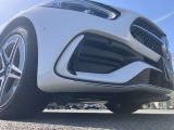 フロントバンパー右下部。大型のエアインテークを備えた迫力のあるフォルム。