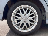純正アルミホイールです。足元が引き立つので、車全体のイメージがアップしますよ