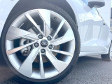 ●純正18インチアルミホイール:輸入車ならではの卓越した走りを支えるホイールと足回りです!日本車の走りに慣れている方にもぜひ体感して頂きたいほど、高いレベルでまとまっています!