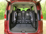 普段のお買い物や通勤、送迎等に十分な荷室スペースを確保しております。セカンドシートを倒すと、大きな荷物の積載も可能です♪