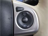 【クルーズコントロール】アクセルペダルを踏まずに定速走行。燃費向上にも貢献し、加速・減速の少ない高速道路などでの運転をより快適に走行できます。