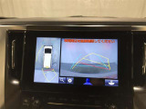 パノラミックビューモニター付きです。車両を上から見たような映像をディスプレイオーディオ画面に表示。運転席からの目視だけでは見にくい、車両周辺の状況をリアルタイムでしっかり確認できます。