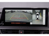 【パノラミックビューモニター】 後退時に車両の後ろ側を表示するだけでなく上から見たような映像で車庫入れなどバックする際に安心です。