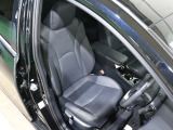 程よい硬さとホールド性が高いシートで長時間運転も快適です。