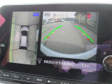 自車を真上から見下ろすように映し出すので周囲の状況が分かるアラウンドビューモニター搭載。フロントカメラとしても使用できます。車庫入れなど苦手な人の頼りになる助っ人です。