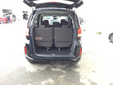 荷室は3列目シートを立てたままでも十分な容量があります。