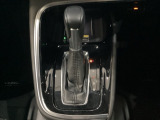 CVT車のセレクトレバーです。低速から高速まで、変速ショックのないスムーズな走りと、エンジン効率のよい領域を維持して燃費にも貢献します。サイドブレーキはスイッチ操作の電子制御パーキングブレーキです。