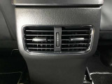後部座席にもエアコン吹き出し口がしっかり装備されています。