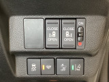 両側電動スライドドアは運転席から操作ができるよう、操作スイッチが付いています。Hondaセンシング用のVSA(ABS+TCS+横滑り抑制)解除と路外逸脱抑制機能のオンオフスイッチなどがあります。