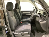 女性でも運転がしやすいように、シートの高さ調整機能(シートリフター)がついています。広い足元にゆったり座れるシートには肘掛も装備しており長距離の運転でも疲れにくいシートです。