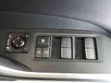 パワーウィンドウスイッチで運転席から全席の窓の開閉ができます。