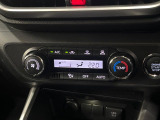 【オートエアコン】一度お好みの温度に設定すれば、車内の温度を検知し風量や温度を自動で調整。暑い&hellip;寒い&hellip;と何度もスイッチ操作をする必要はありません。快適な車内空間には必須の機能ですね♪