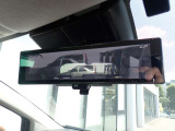 スマートルームミラーがリヤカメラで車両後方の映像ルームミラー表示しをクリアな後方視界を確保してくれます。