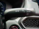 【オートライト】車外の明るさに応じて、自動的にライトの点灯・消灯をしてくれます。トンネルが続くような道でも、スイッチを操作する必要がありません。消し忘れの心配もありません。