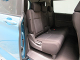 2列目シートもゆったり快適に座っていただけますので、後部座席にお乗りの大切な方も楽しくドライブに参加していただけます☆もちろんチャイルドシートの取り付けにも対応します!