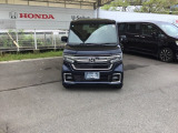 お客様に安全で快適なカーライフをお送りいただくために、中古車にも高いレベルの品質基準を設け、その基準に従って、全ての中古車について納車前整備を実施しています。