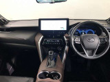 シンプルながら機能性あふれる運転席廻りです。視界性もよく、運転しやすいですよ。