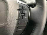 前方の車との車間を設定し、スピードを上げたり緩めたりを自動で行ってくれる追尾式の「レーダークルーズ」。上級装備の一つです!高級車にしかつかない嬉しい機能です。