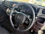 【ステアリングスイッチ】が付いており運転中に前方から目線をそらすことなくオーディオ等の操作が可能なので安心・快適にカーライフをお楽しみいただけます。