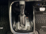 CVT車のセレクトレバーです。低速から高速まで、変速ショックのないスムーズな走りと、エンジン効率のよい領域を維持して燃費にも貢献します。サイドブレーキはスイッチ操作の電子制御パーキングブレーキです。