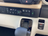 ☆オートエアコン☆オートエアコンですのでお好みの温度を設定して頂くだけで風量や風向を車が自動で調節してくれます♪