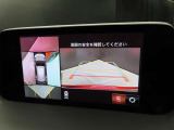 上空から俯瞰した映像で周囲の状況を確認出来る360&deg;ビューモニターです。これで狭い駐車場でも安心ですね。また、隠れたお子様やいつの間にか置かれたカートも確認出来ますね。