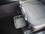 助手席はお買い物アシストシートになっており、袋や傘をかけたり、座席下のトレーに荷物を入れたりできる便利な機能も御座います!