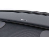 【harman/kardon】5つのスピーカーを内蔵したサウンドバーにより、ドライバーを包み込む音場を実現しました。また、洗練されたミニマルデザインは、キャビンをスタイリッシュに彩ります。