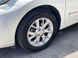 純正アルミホイールです。見た目はもちろん、燃費も良くなります。