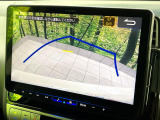 【バックカメラ】駐車時に後方がリアルタイム映像で確認できます。大型商業施設や立体駐車場での駐車時や、夜間のバック時に大活躍!運転スキルに関わらず、今や必須となった装備のひとつです!