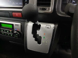 ハイエースならではの扱いやすいシフトレイアウトで、運転姿勢を崩さずに操作できます