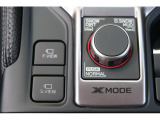 Xモード搭載。路面状況に応じてモードを選択するだけで、4輪の駆動力やブレーキなどを適切にコントロール。悪路からのスムーズな脱出をアシストします。